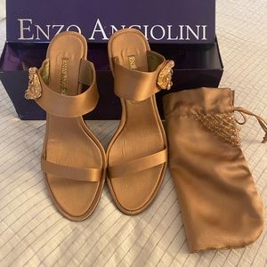 Enzo Angiolini Eacial gold satin heels with matching purse!